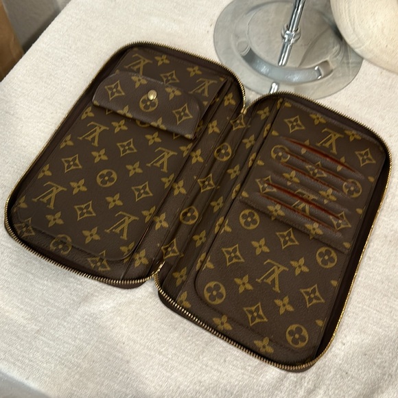 Authentic LOUIS VUITTON ESCAPADO like new with COA - Picture 10 of 15